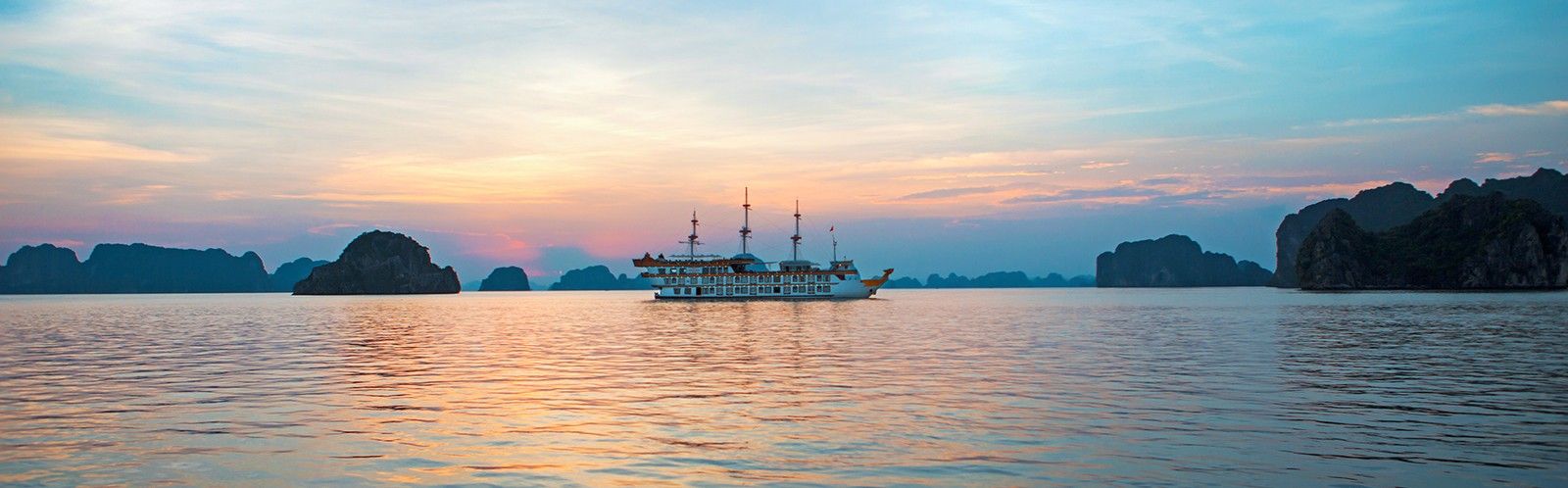 Halong Bay cruises listing, photo by Indochina Junk