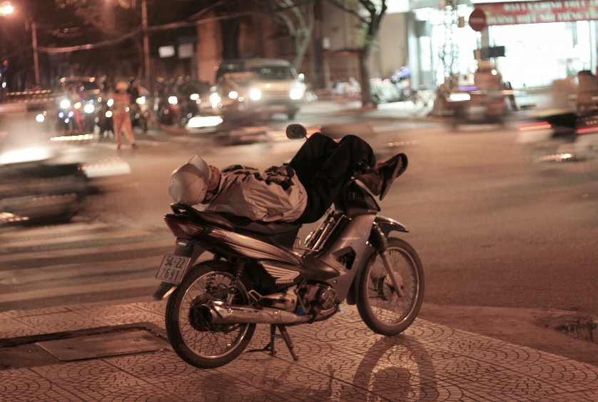 Getting around Halong City by taxi/motorbike taxi, photo by lets book