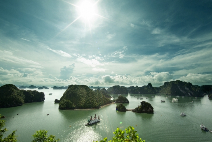 Thắng cảnh Hạ Long - Đảo Ti Tốp, ảnh từ Bhaya Cruises