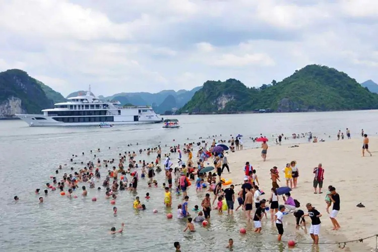 halong bay could be crowds dring labor day halong bay could be crowds dring labor day
