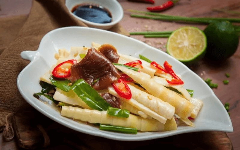 Try Local Vegetarian Dishes In The Yen Tu Pagoda